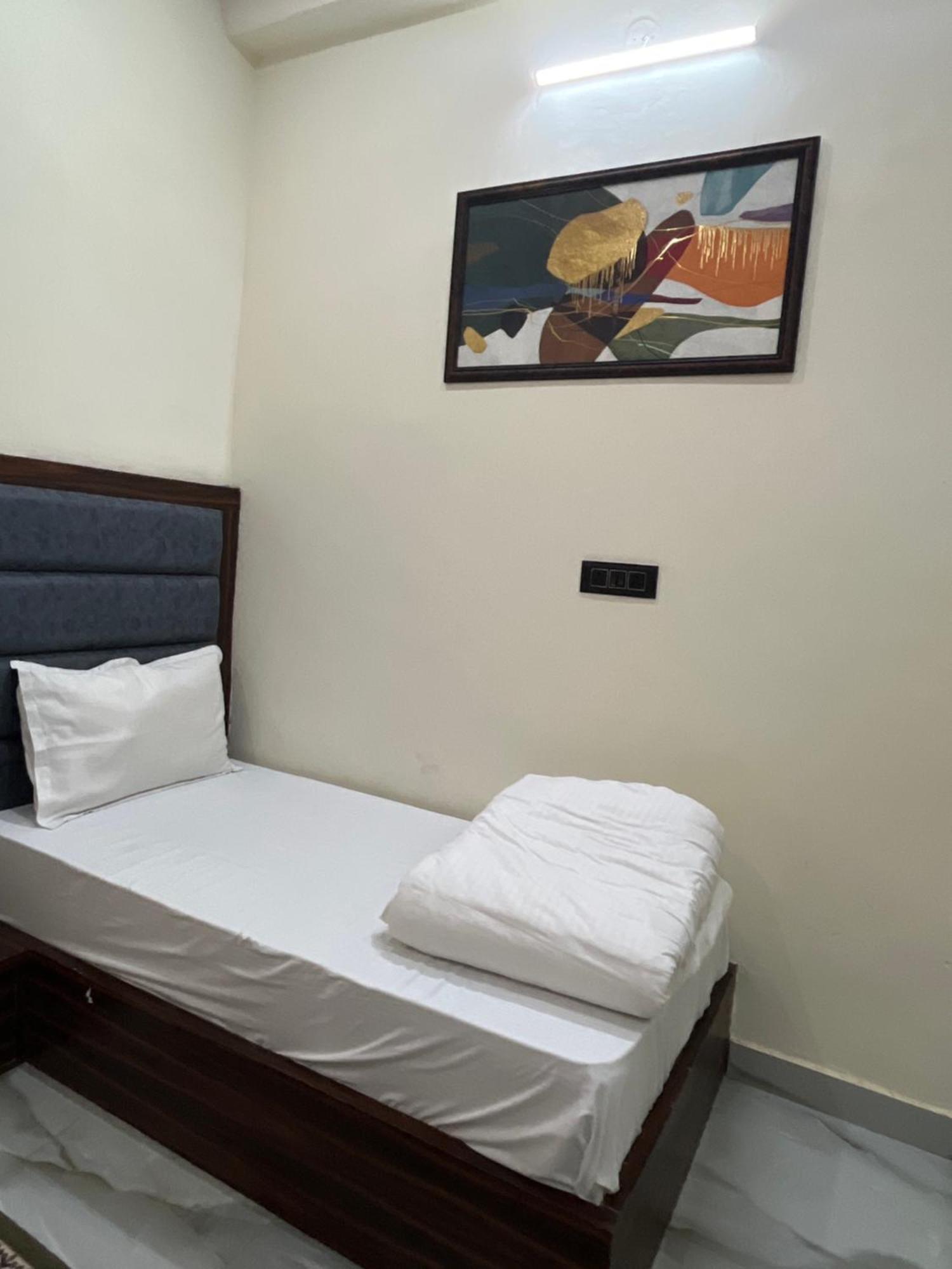 Hotel Snow White Budget Family Rooms - In House Parking - 5G Wifi- Gyser Facility Tājganj Εξωτερικό φωτογραφία